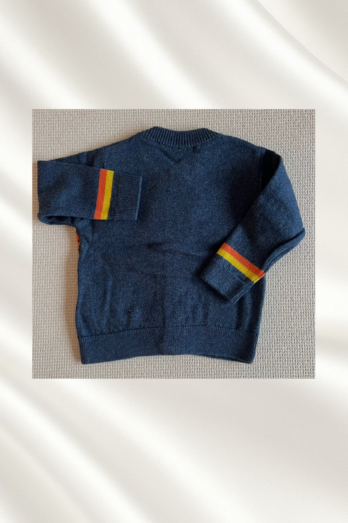 Tricot bleu avec motifs colorés