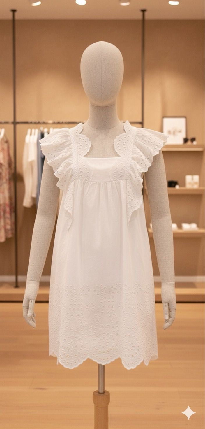 Robe blanche en broderie anglaise