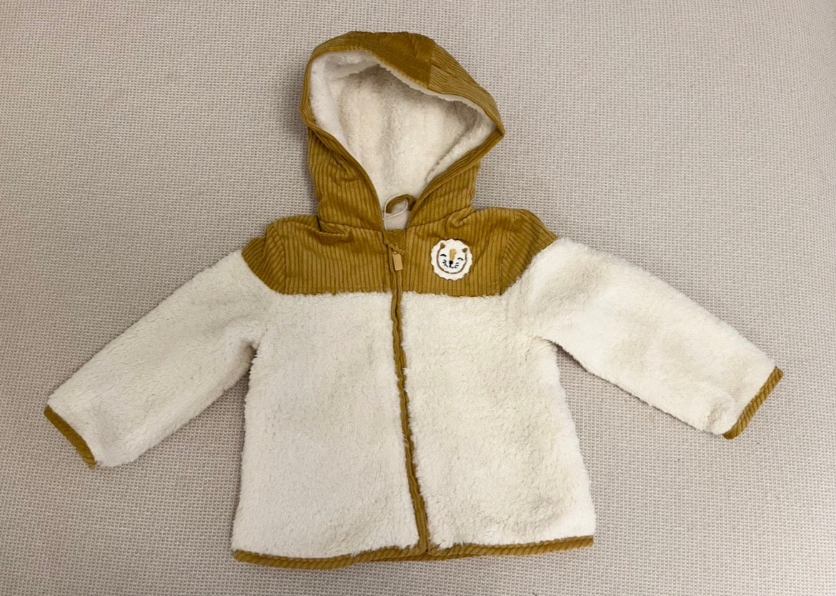 Veste blanche intérieur polaire et capuche moutarde