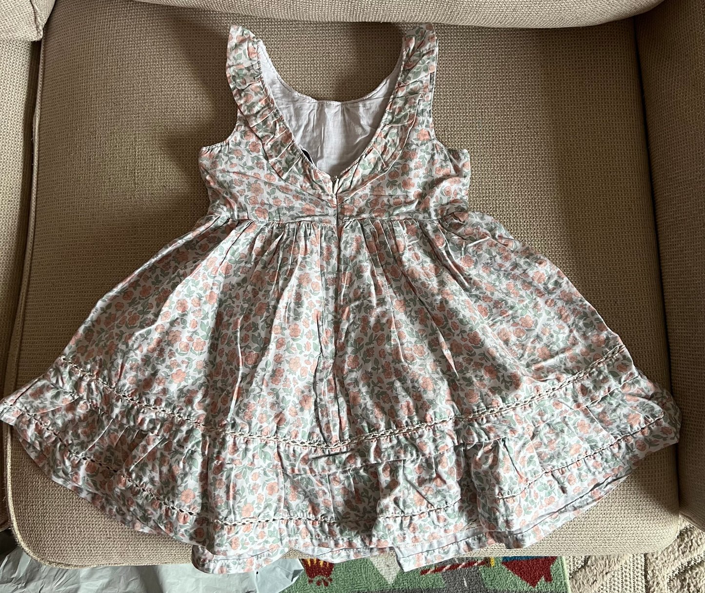 Robe blanche avec petites fleurs