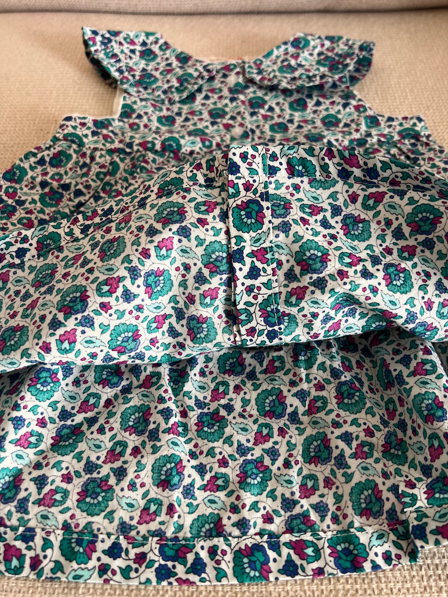 Robe bleue fleurie avec boutons