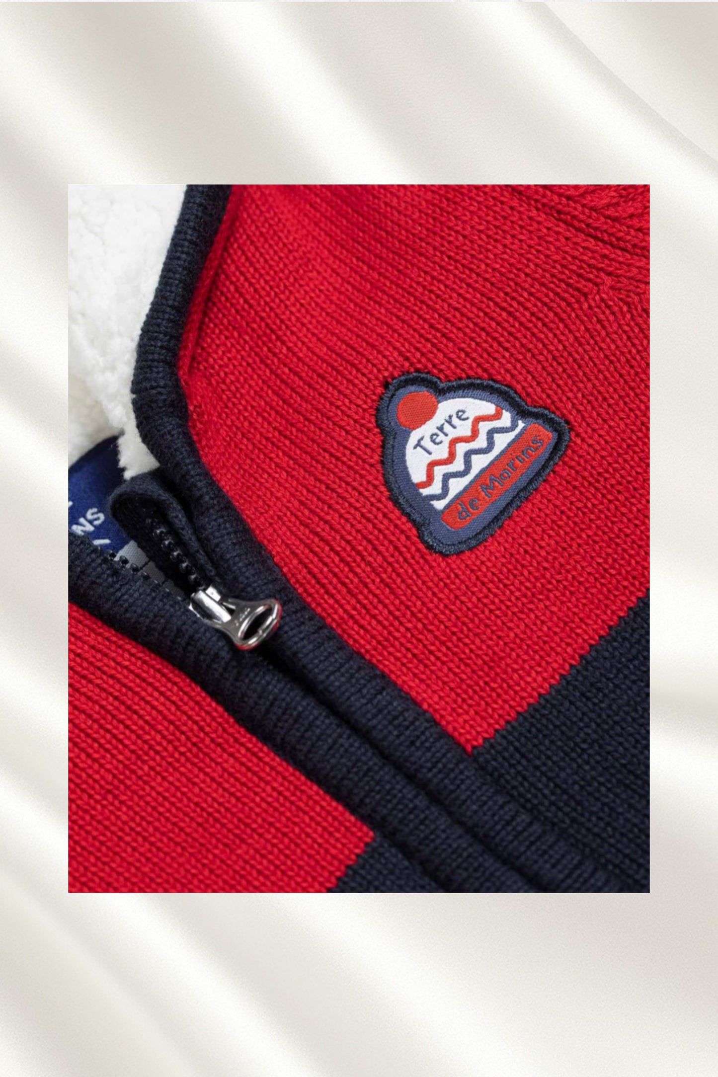 Tricot rembourré rouge et bleu marine