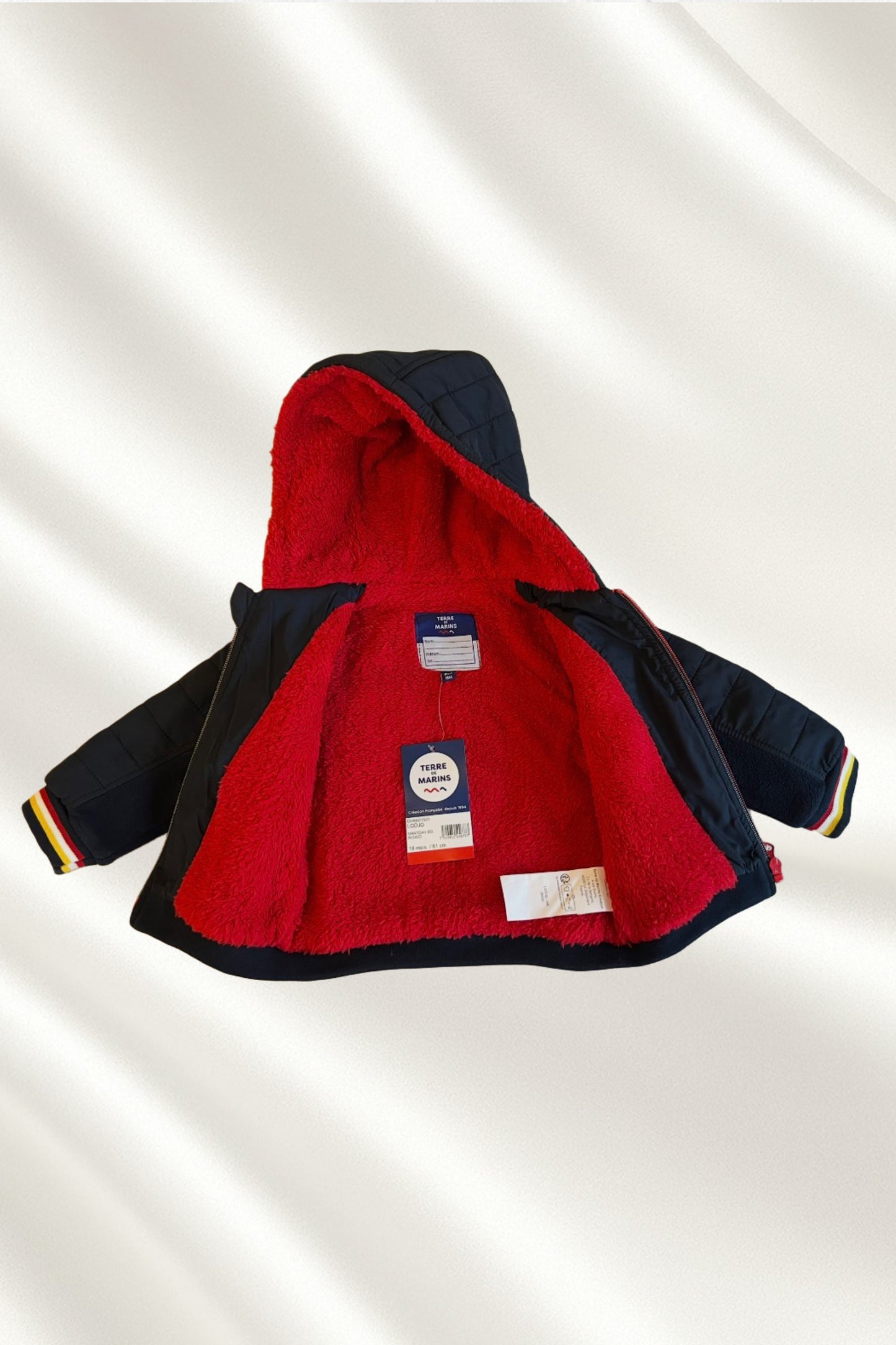 Manteau bleu marine avec capuche doublure rouge