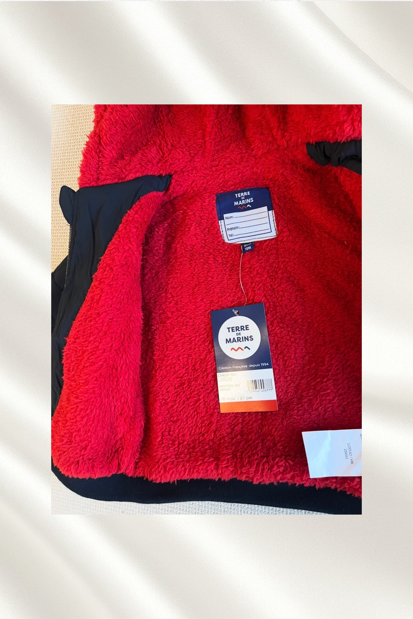 Manteau bleu marine avec capuche doublure rouge