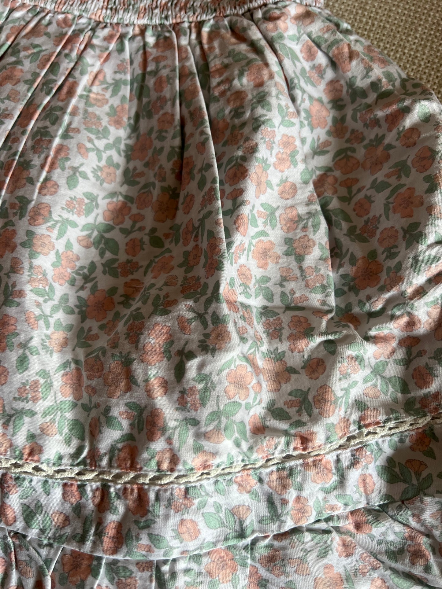 Robe blanche avec petites fleurs