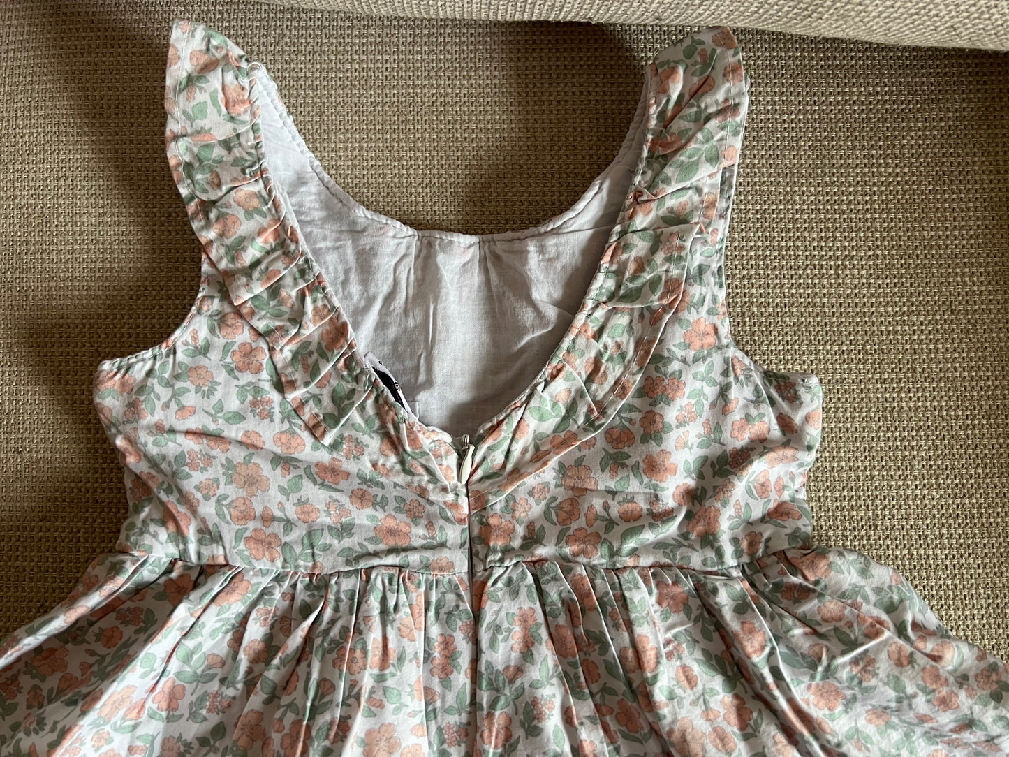 Robe blanche avec petites fleurs
