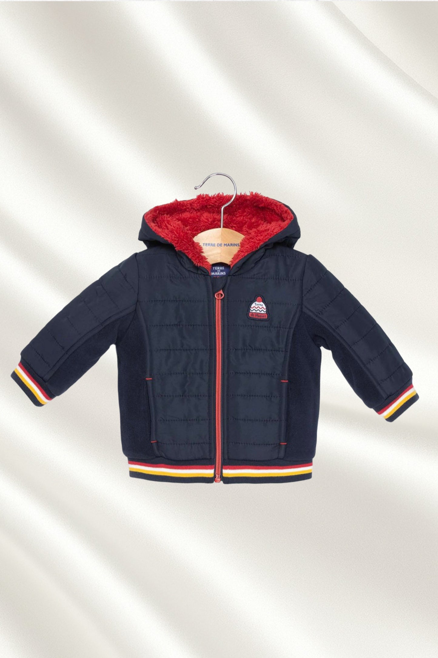 Manteau bleu marine avec capuche doublure rouge