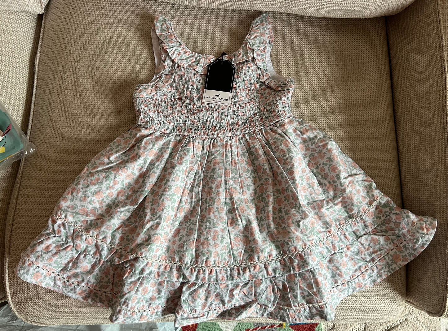 Robe blanche avec petites fleurs