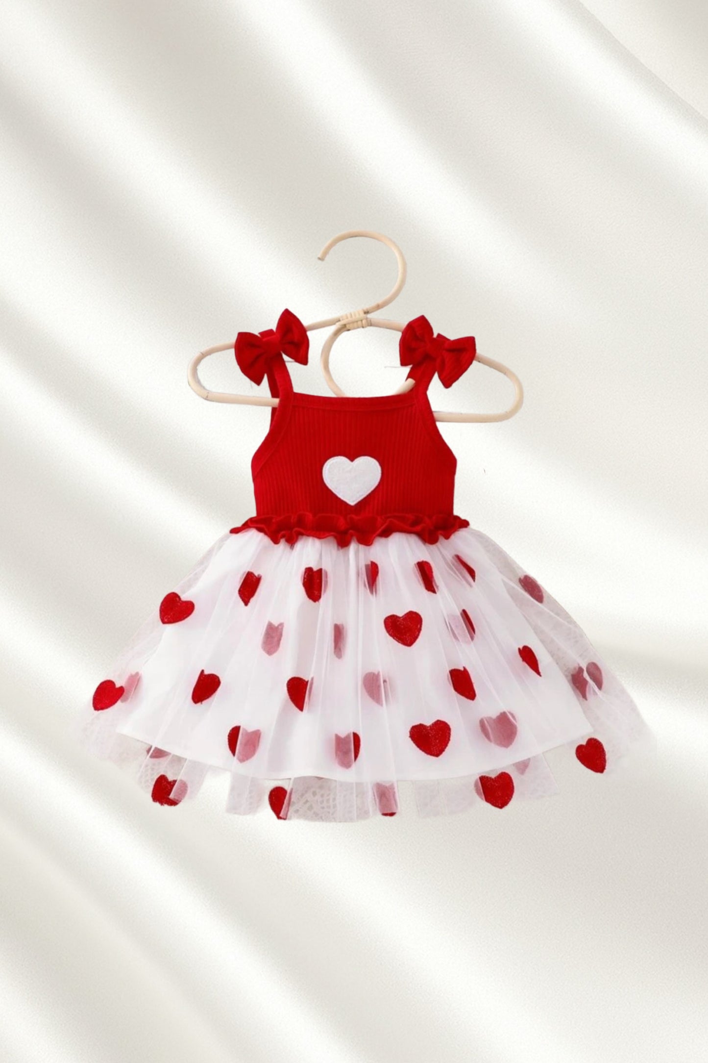 Robe rouge girly imprimée cœurs