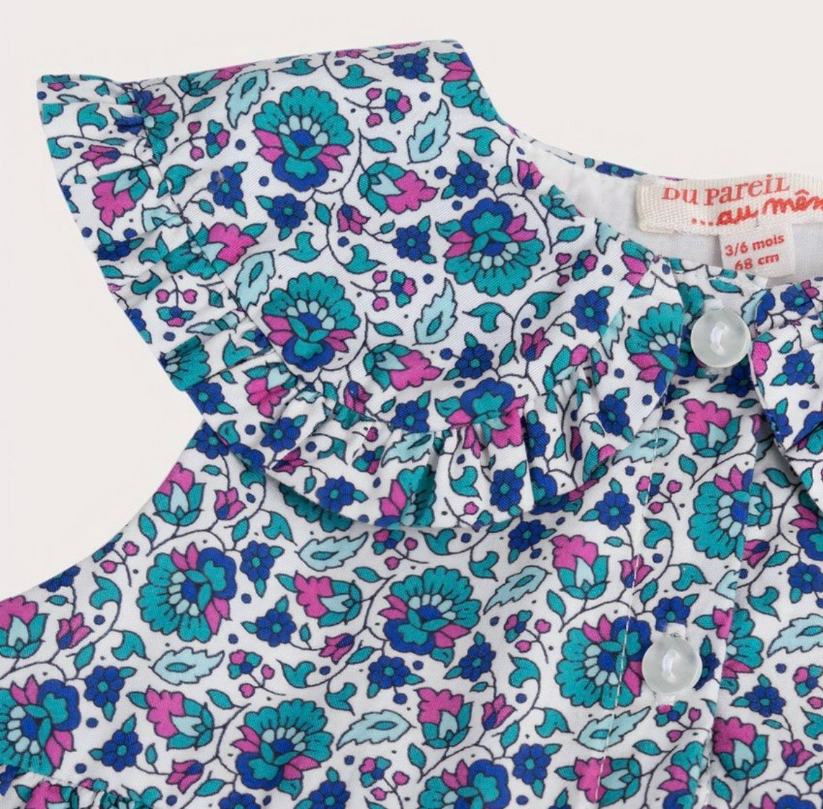 Robe bleue fleurie avec boutons