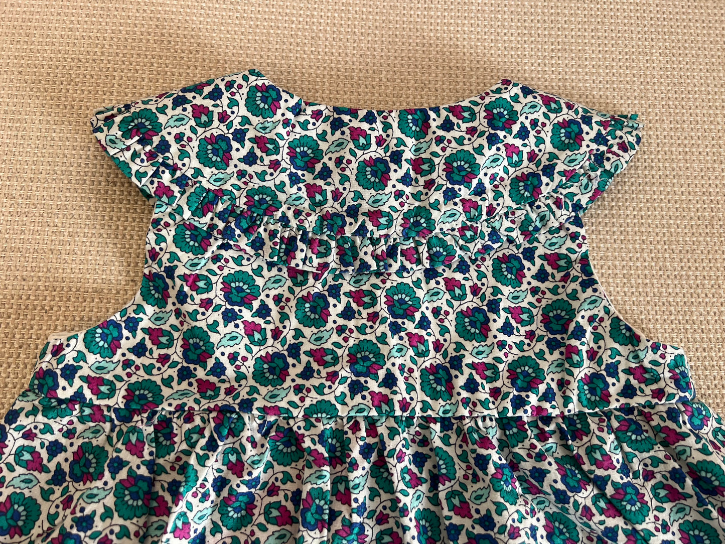 Robe bleue fleurie avec boutons