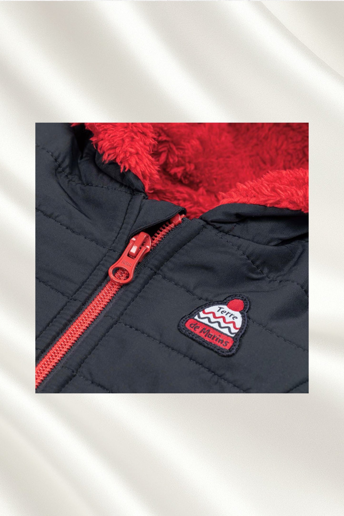 Manteau bleu marine avec capuche doublure rouge