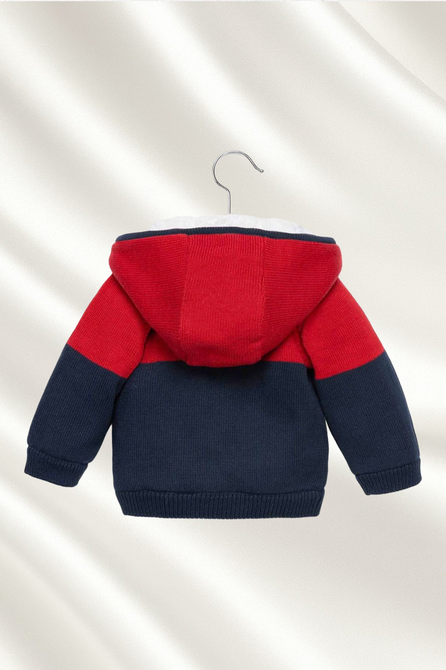 Tricot rembourré rouge et bleu marine