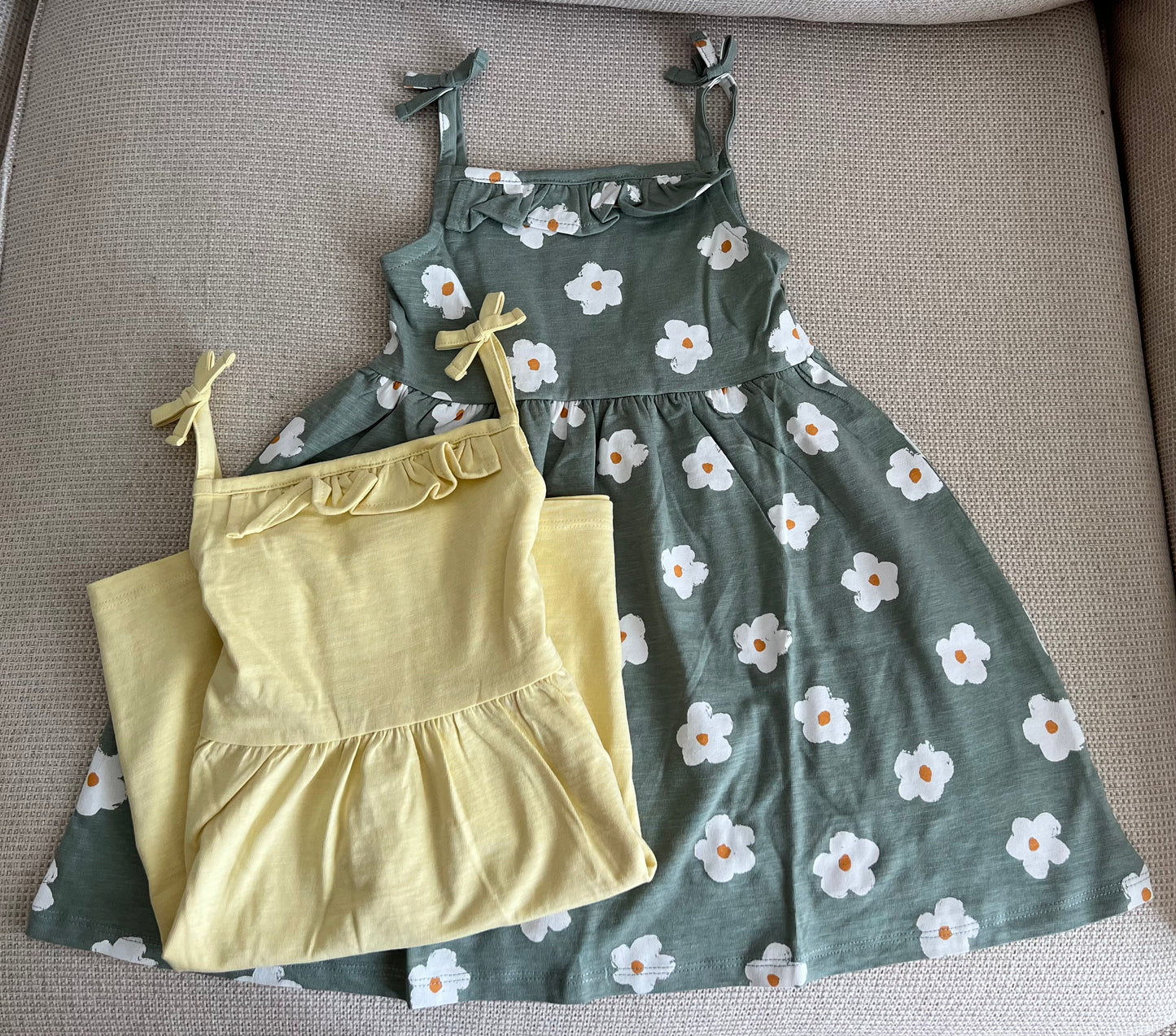 Lot 2 robes à bretelles jaune et vert