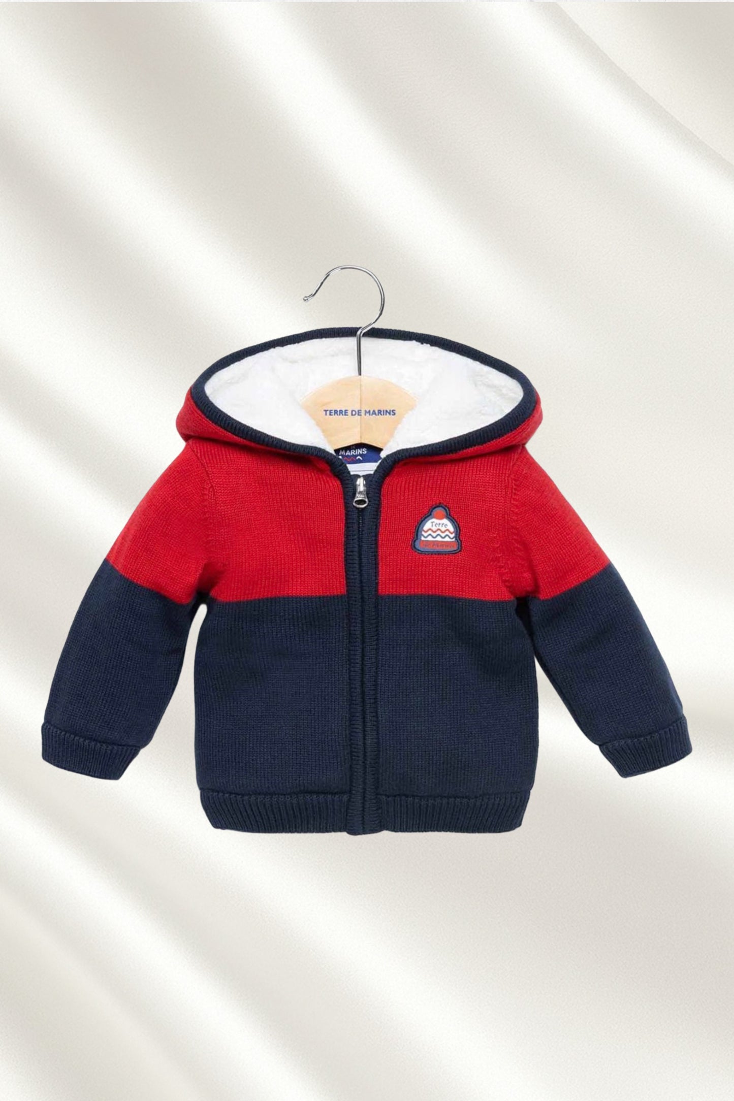 Tricot rembourré rouge et bleu marine