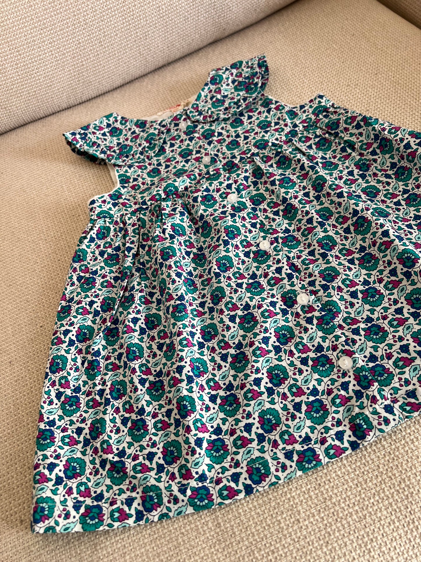 Robe bleue fleurie avec boutons