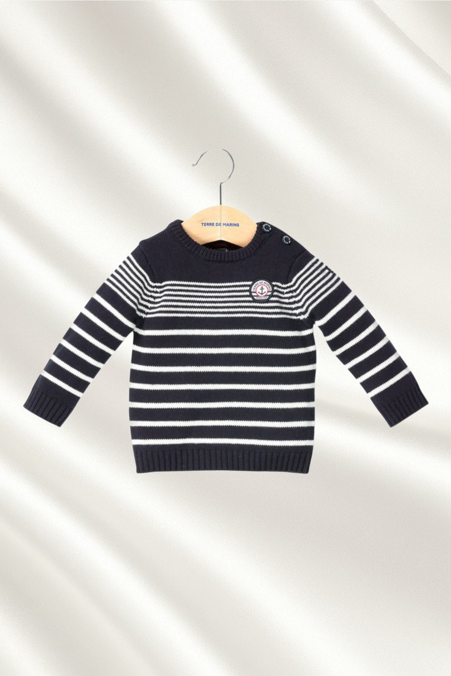Tricot bleu marine rayé en blanc
