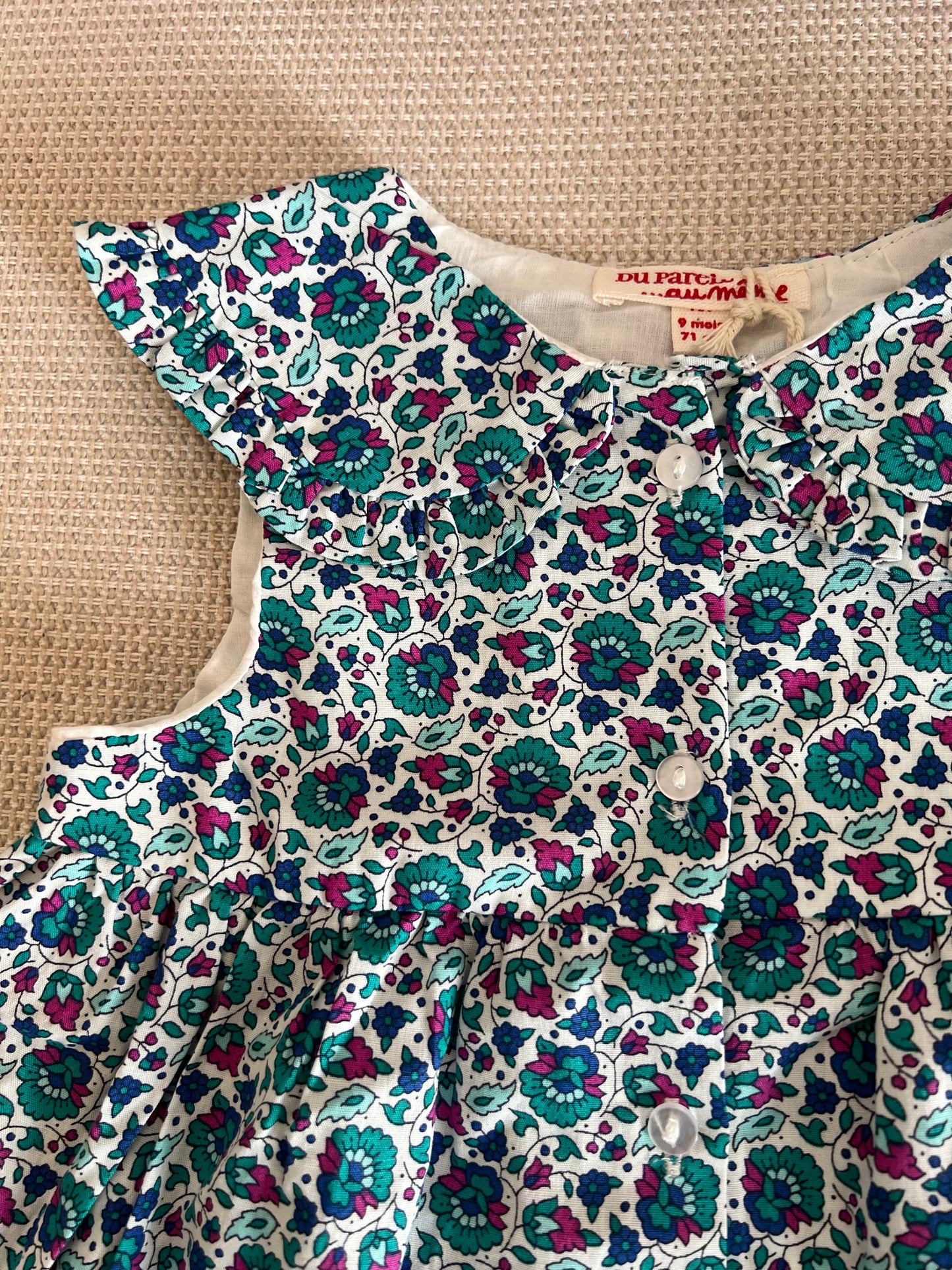 Robe bleue fleurie avec boutons