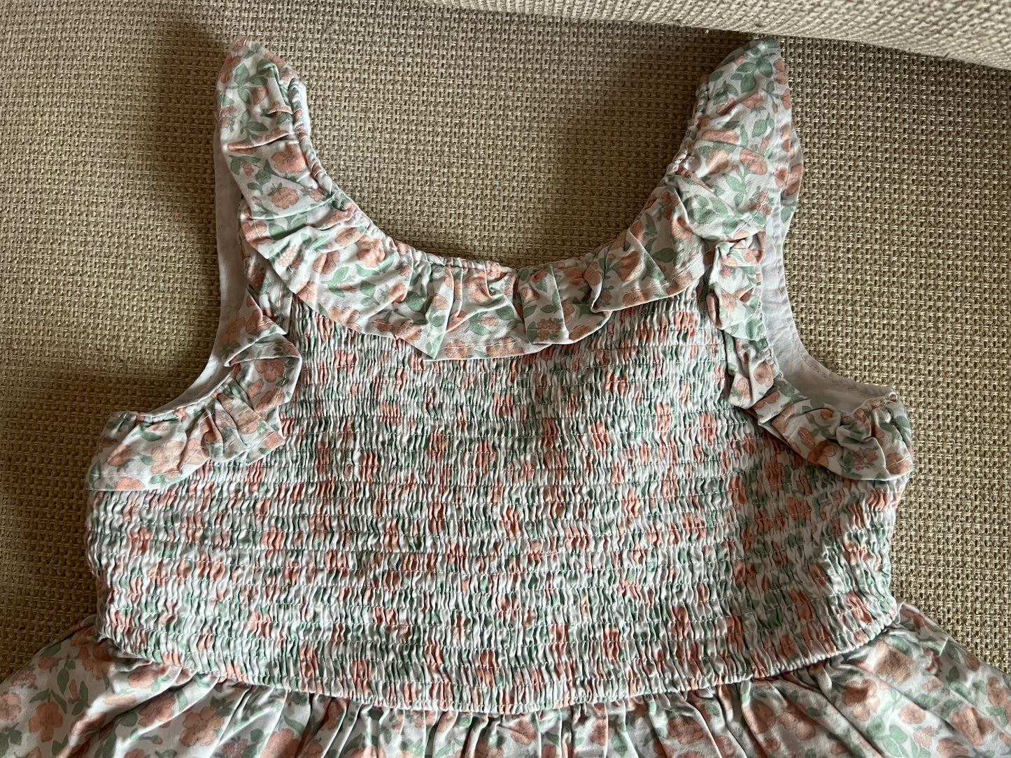 Robe blanche avec petites fleurs