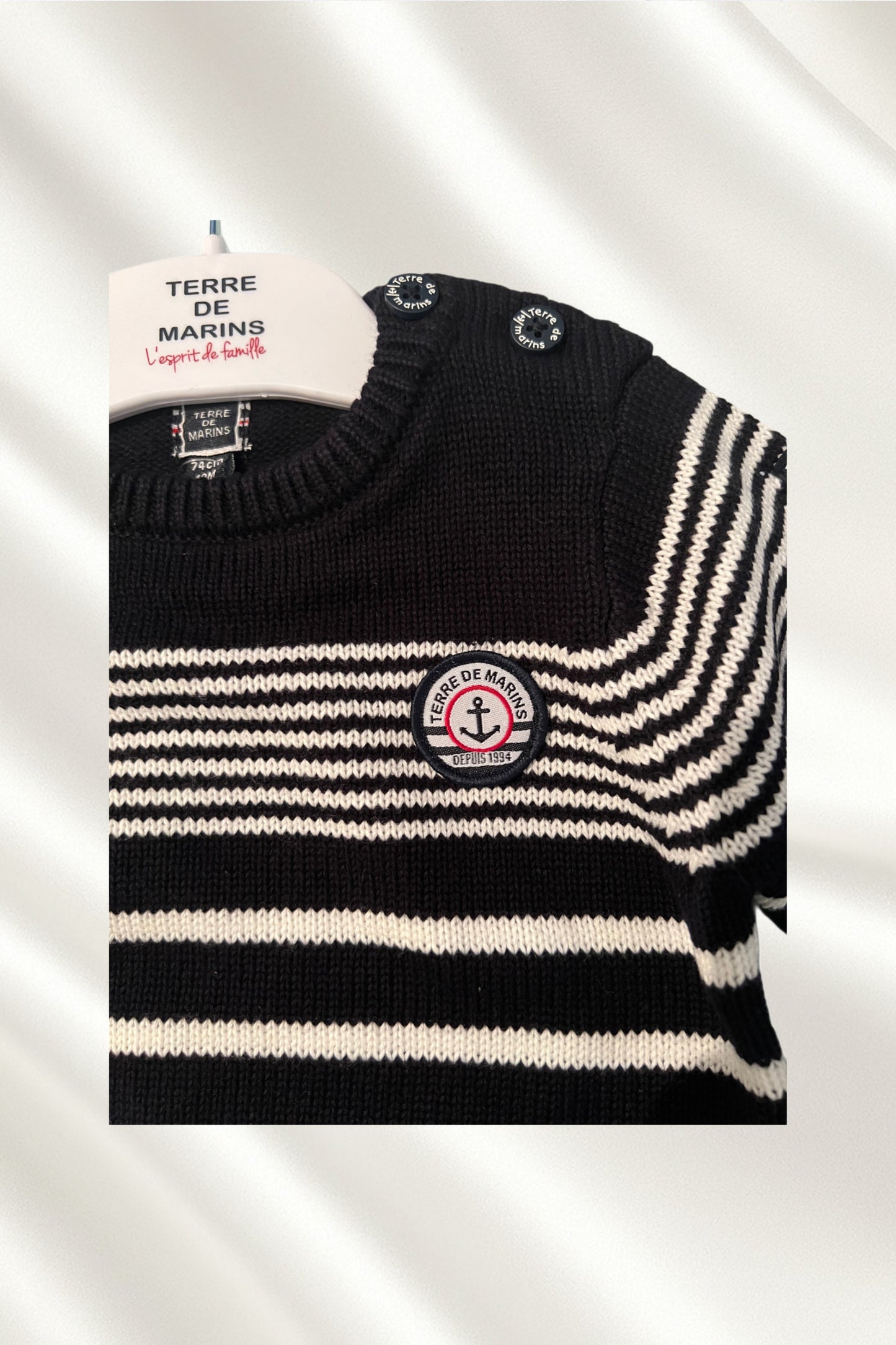 Tricot bleu marine rayé en blanc