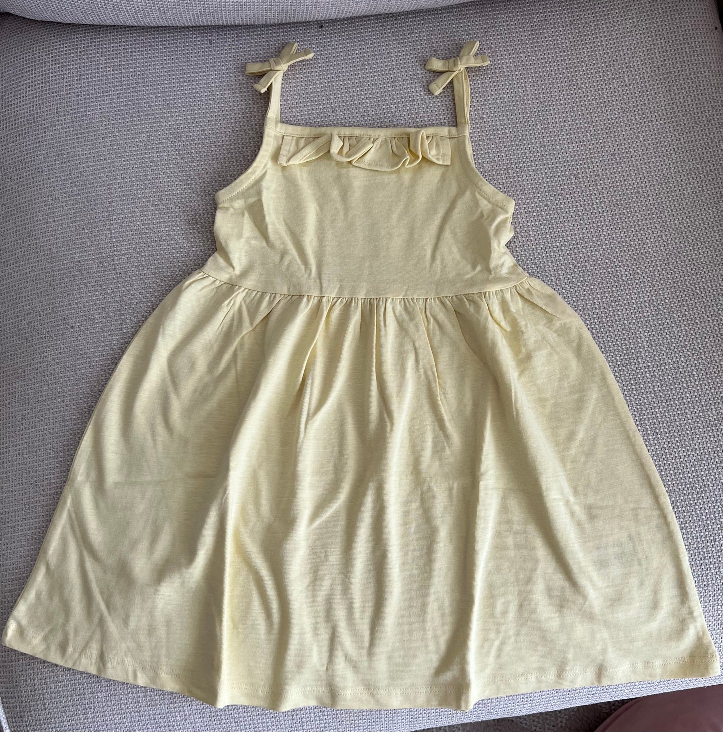 Lot 2 robes à bretelles jaune et vert