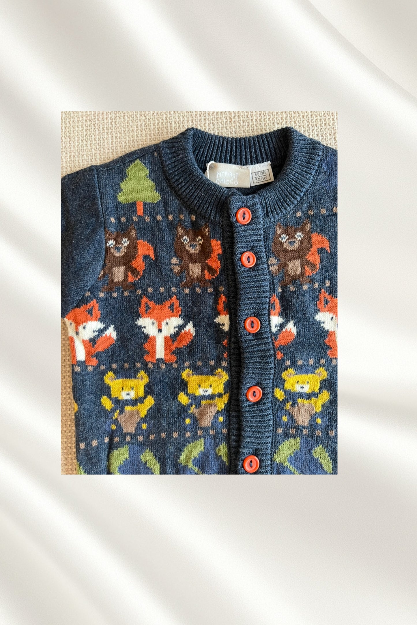 Tricot bleu avec motifs colorés