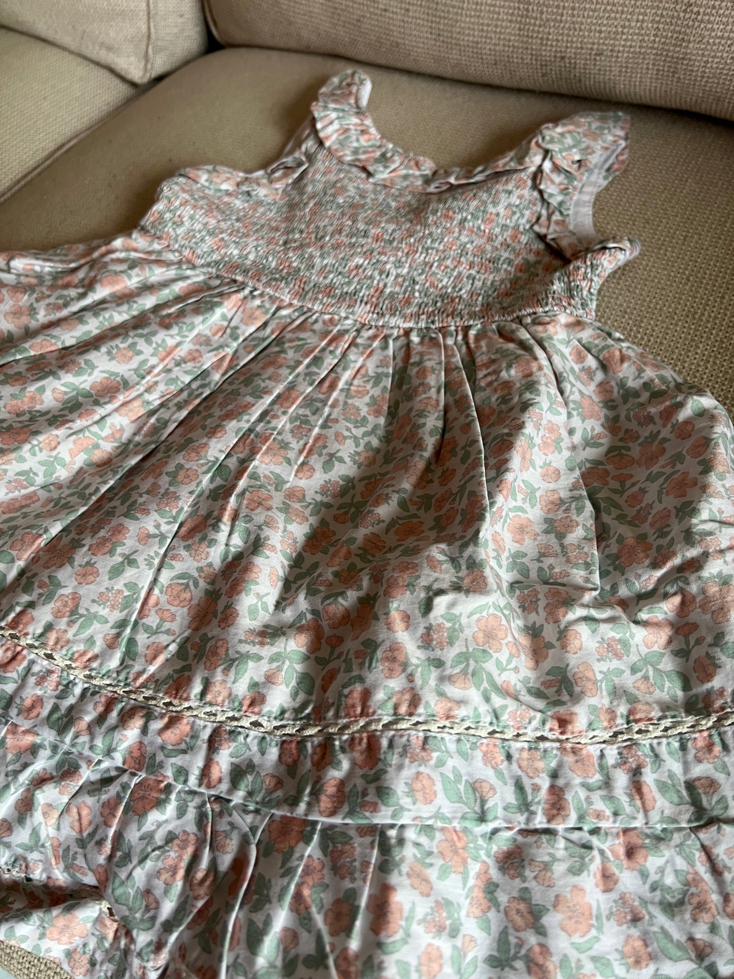 Robe blanche avec petites fleurs