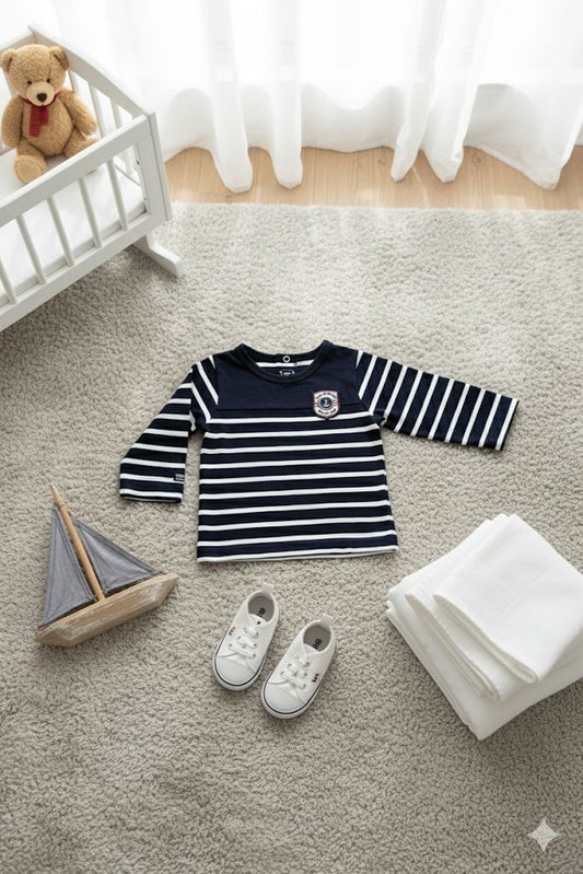 Pull rayé en blanc et bleu marine
