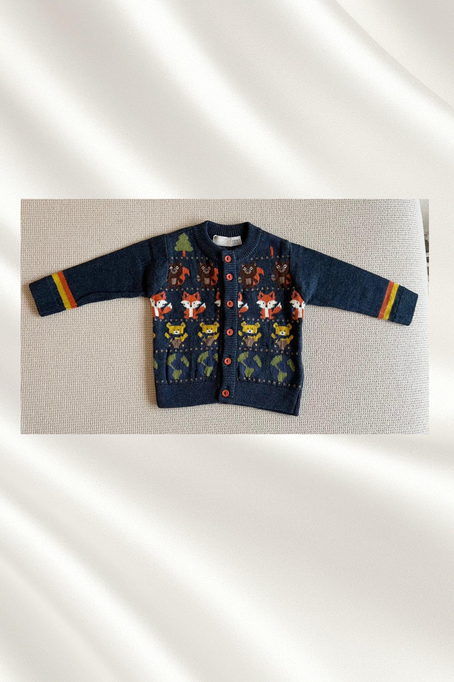 Tricot bleu avec motifs colorés
